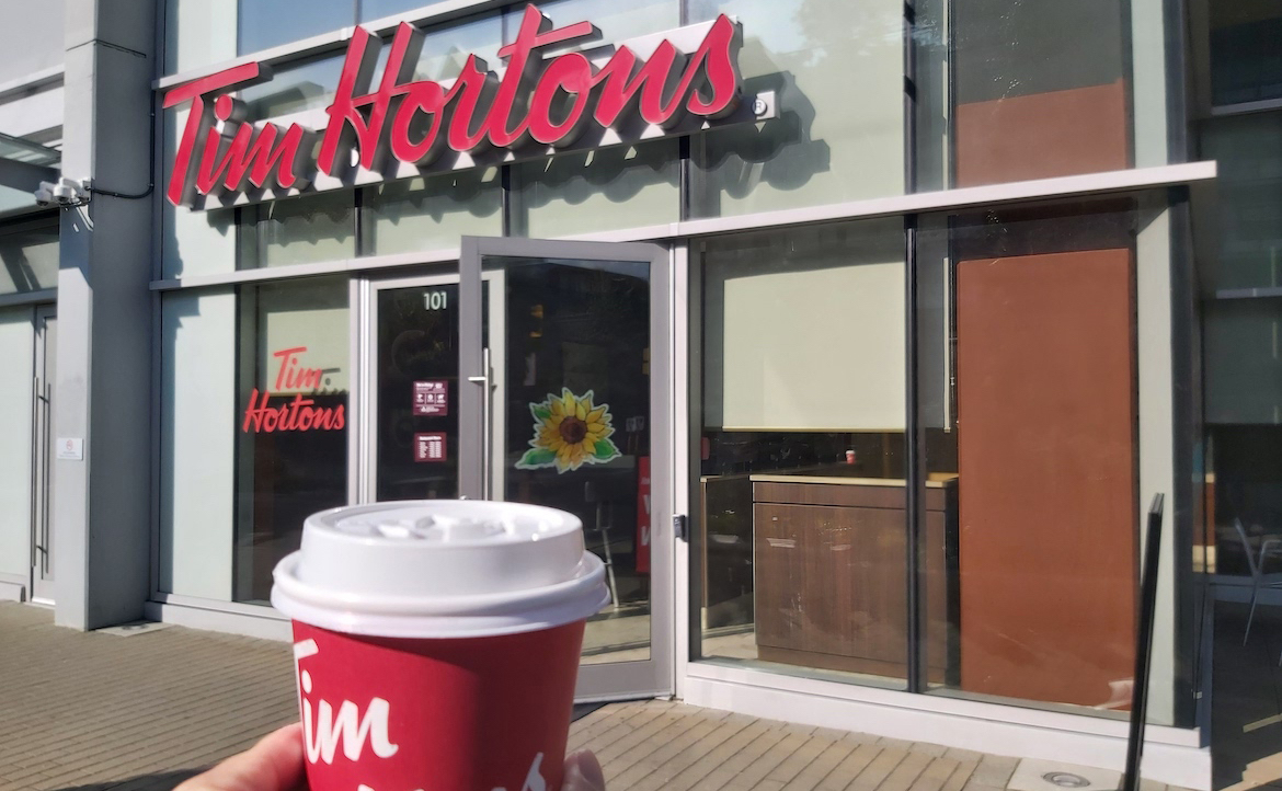 加拿大國民咖啡 Tim Hortons：「不是太好喝」卻贏過星巴克，全靠這些招牌特色？