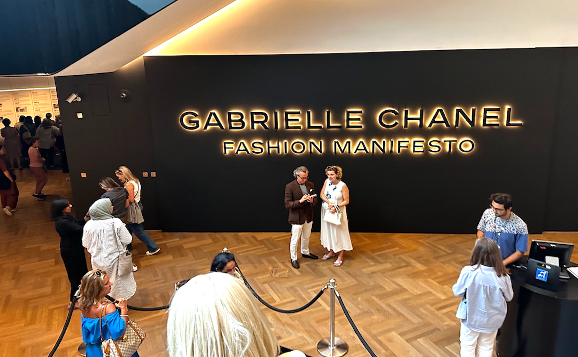 開箱倫敦「香奈兒・時尚宣言」特展：5 大亮點，透視一票難求的展覽現場