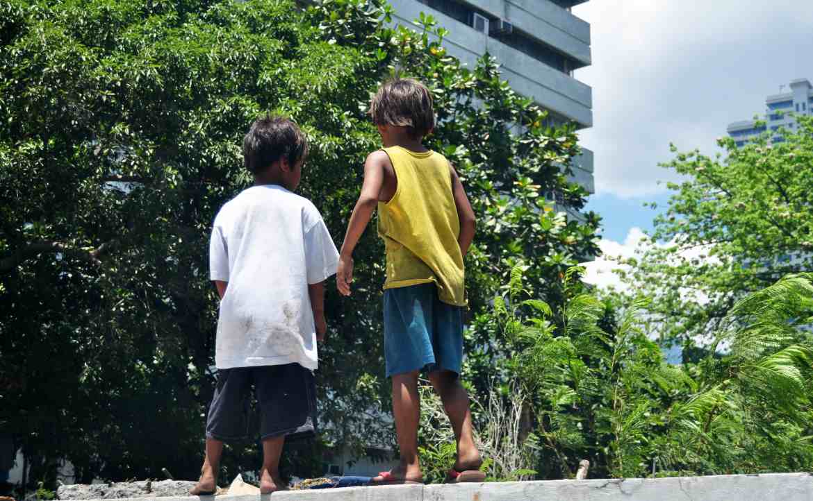 「欸！給我錢」當純真成了一種工具──出國旅遊，你曾被小孩乞討嗎？