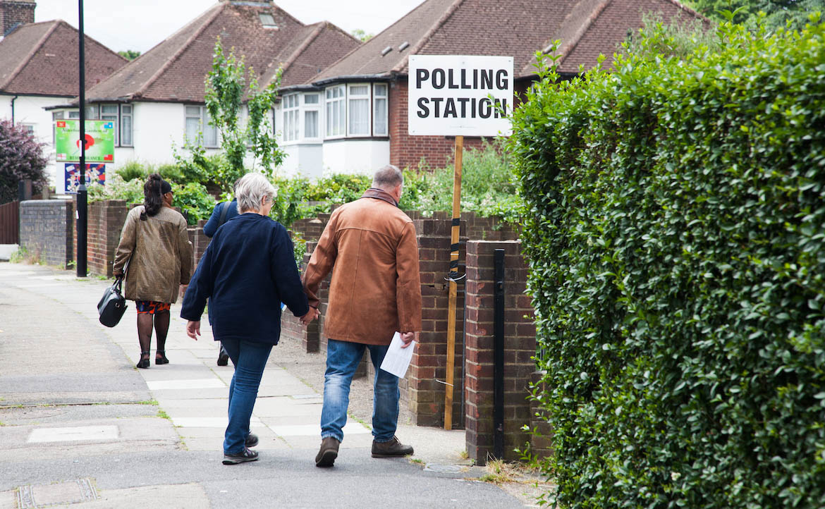 英國選舉有多「淡定」：少有電視辯論、大型造勢，辦公室最怕遇到「政治魔人」！