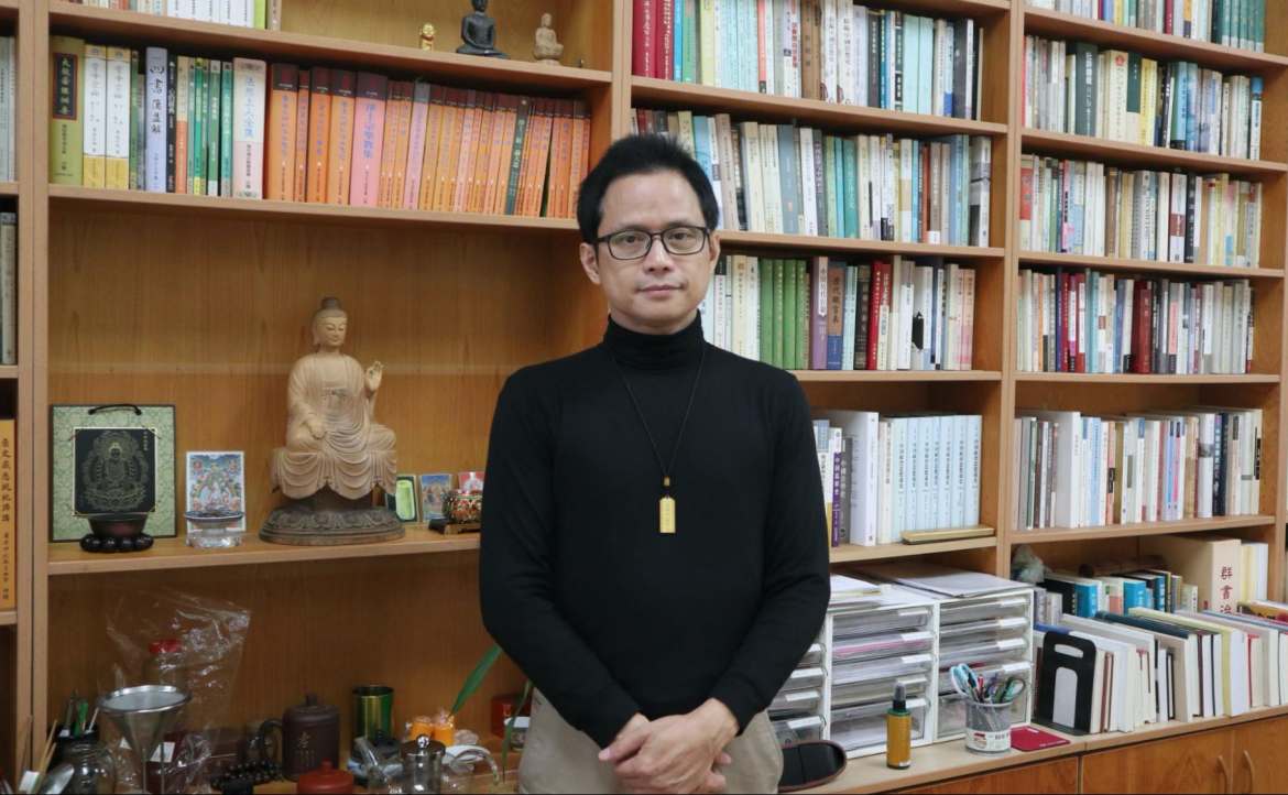 走進一堂「槍林彈雨」的佛教思想課──專訪成大中文系副教授陳弘學