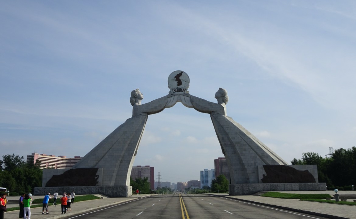 【朝鮮半島變局】拆除「統一門」的金正恩，為何背棄父祖遺訓、也要悍然「鬧獨立」？