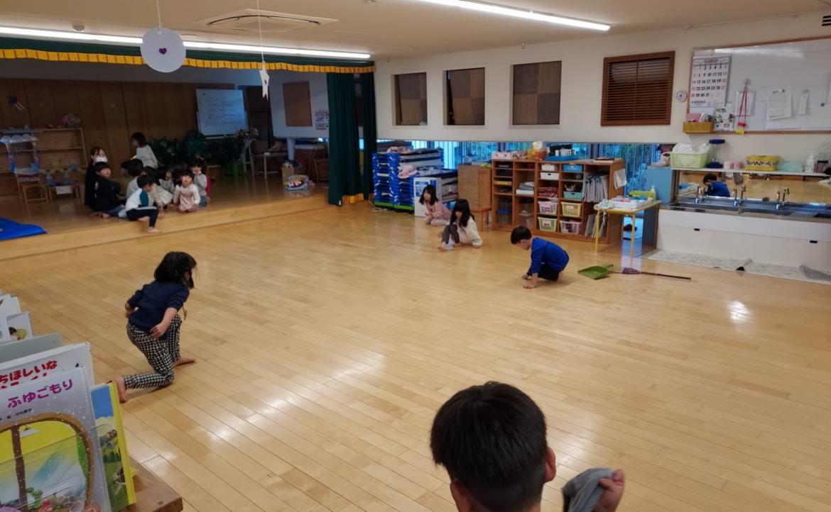 3 歲學用筷子、桌椅要用再拿、大量戶外遊戲──我在日本幼兒園的有趣發現