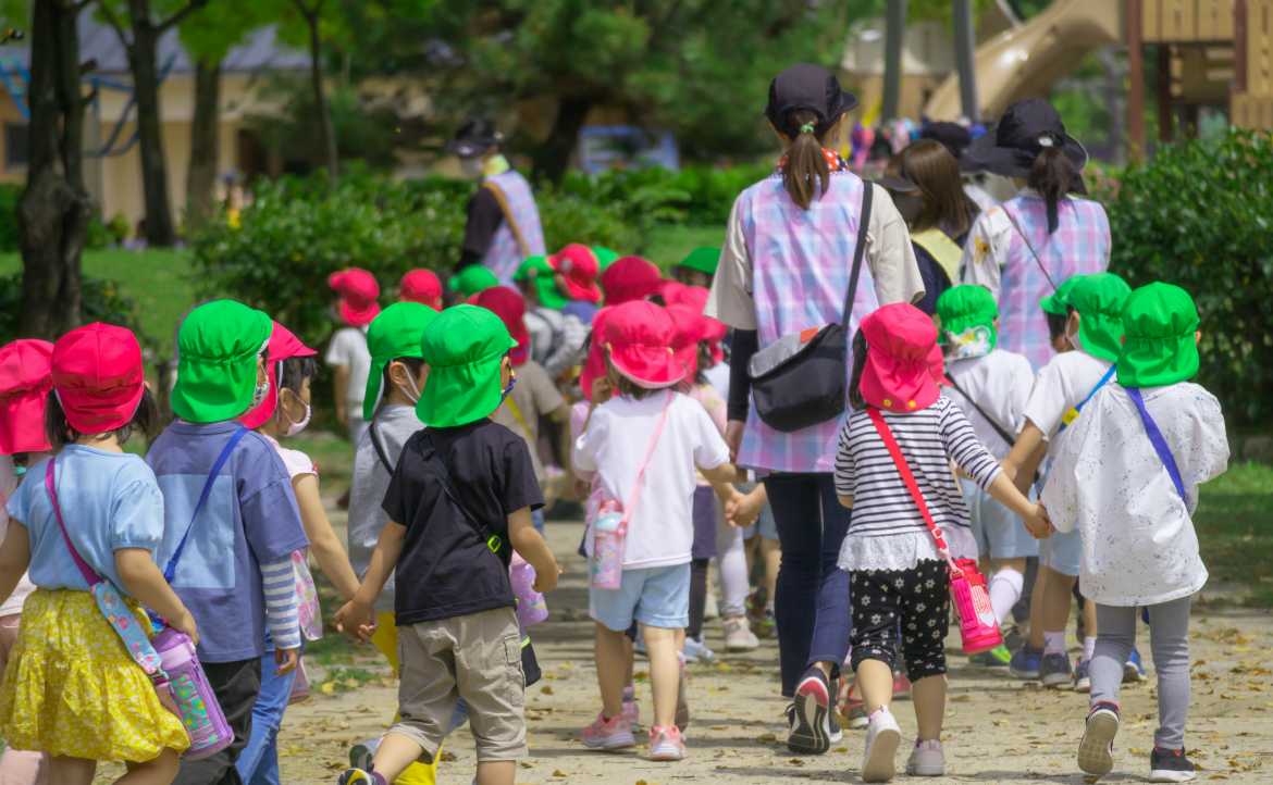 堅持了 76 年，日本幼教「一打三十」的超累師生比，為何終於改變？