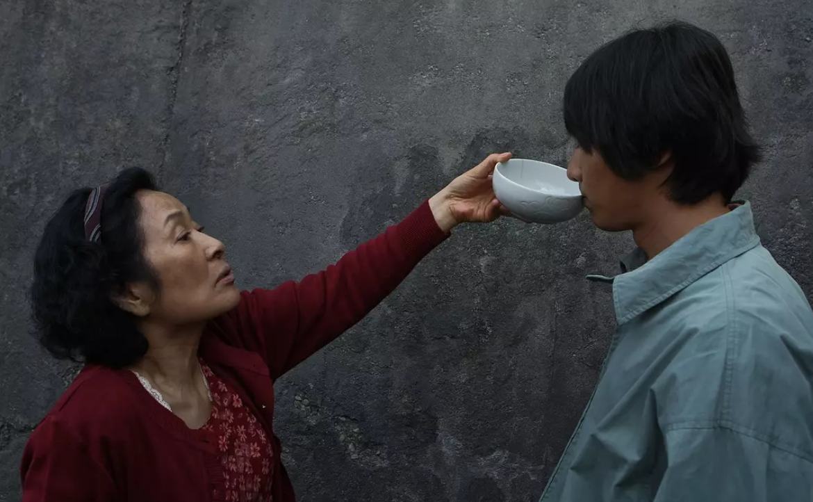 流竄在經典中的「惡」：比《寄生上流》早了 10 年，奉俊昊的《非常母親》