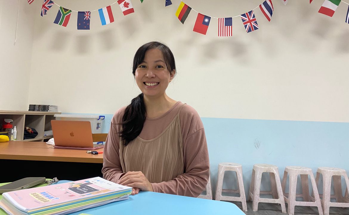 本可在澳洲行醫，她卻留臺當代理老師，只為把世界帶進教室