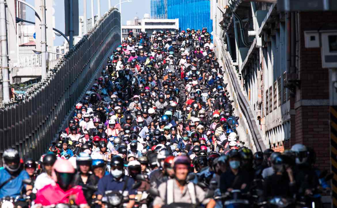 重新適應大量 LINE 群組、人際界線與交通地獄⋯⋯飛魚與五色鳥的「回臺大冒險」