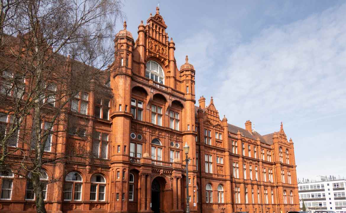 英國大學的「隱形金主」：揭秘教育殿堂背後的「軍火依賴」真相