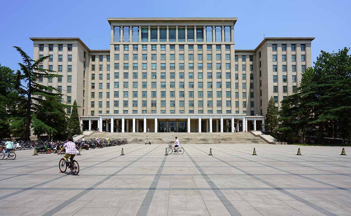 「北京清華預算是台大 8 倍」背後，中國名校真正的「財源」與爭議