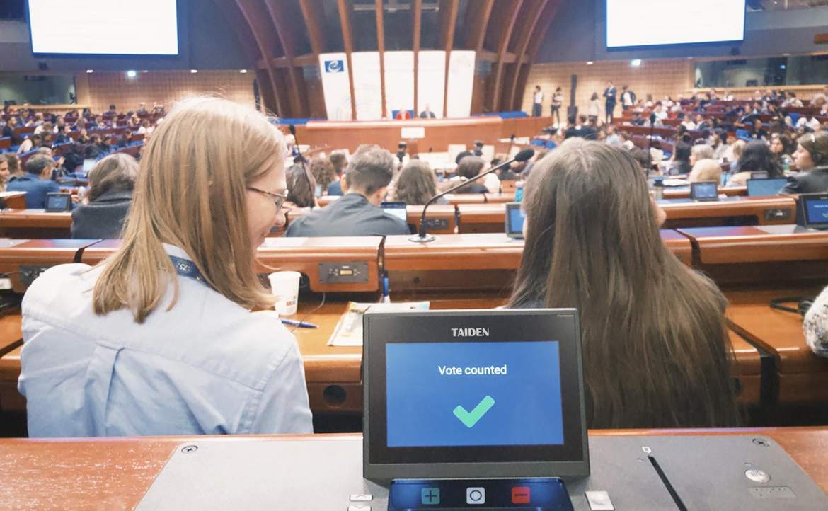 全球 60 位青年代表，在歐洲議會交換心聲：我們能超越分歧，談論民主嗎？