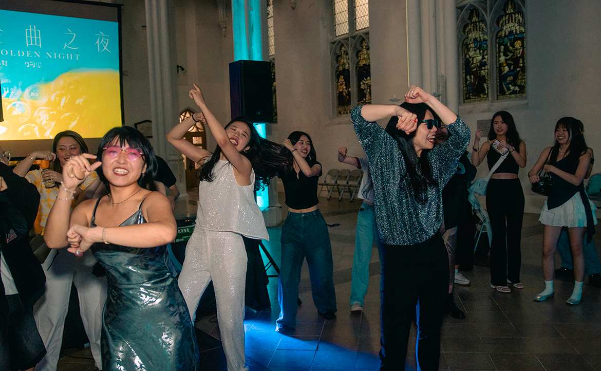 走進歐洲酒吧「華語金曲之夜」：中文歌前奏響起，海外台人如何找回共同記憶？