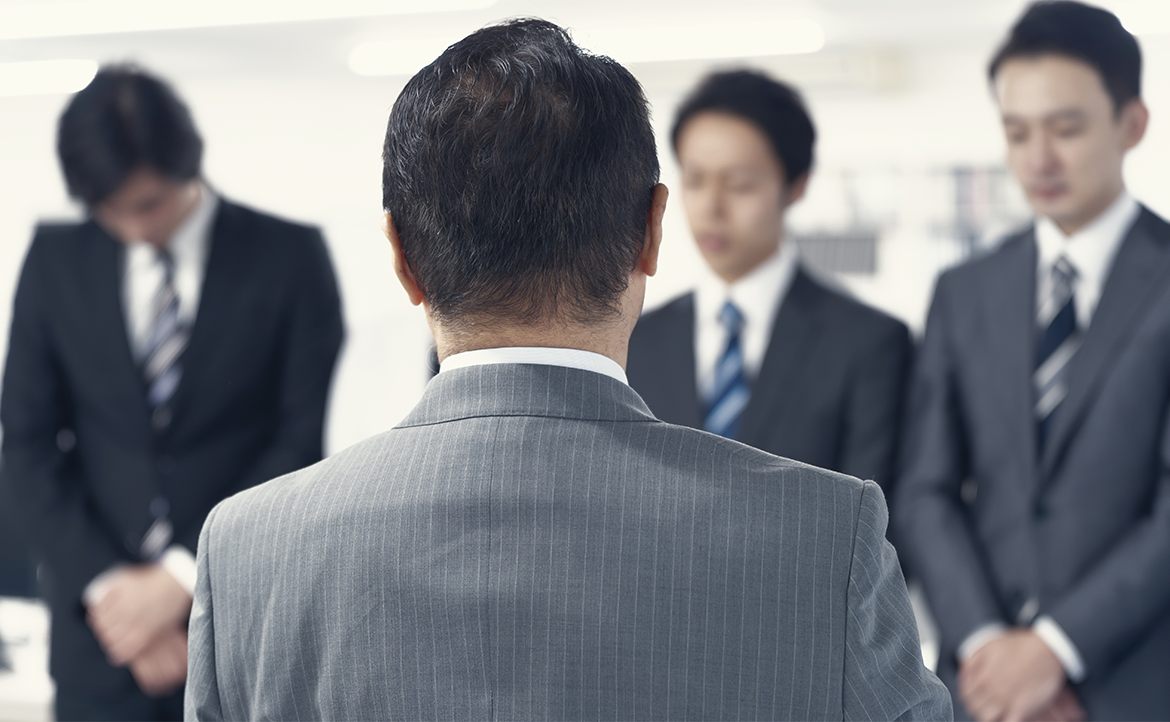出國工作就能「從此幸福快樂」嗎？拿到英國工簽後，我卻被困在「中式職場」