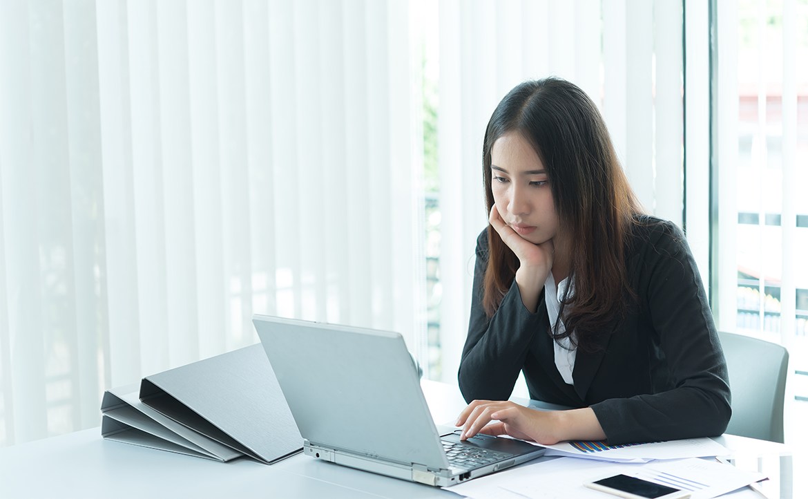 「人事大凍結」蔓延英美加，該如何在職場夾縫中求生？