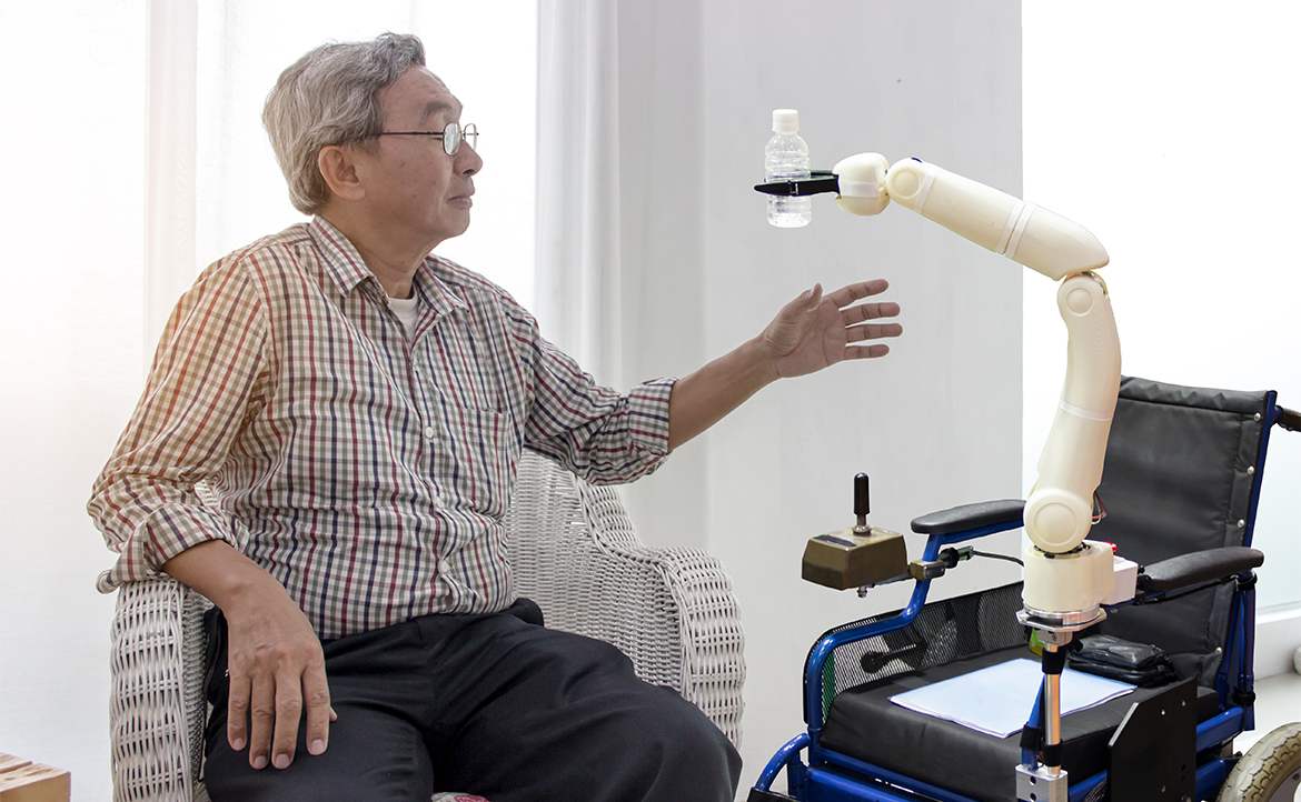 醫療照護是「不會被 AI 取代」的鐵飯碗嗎？第一線臨床工作者親揭職涯真相
