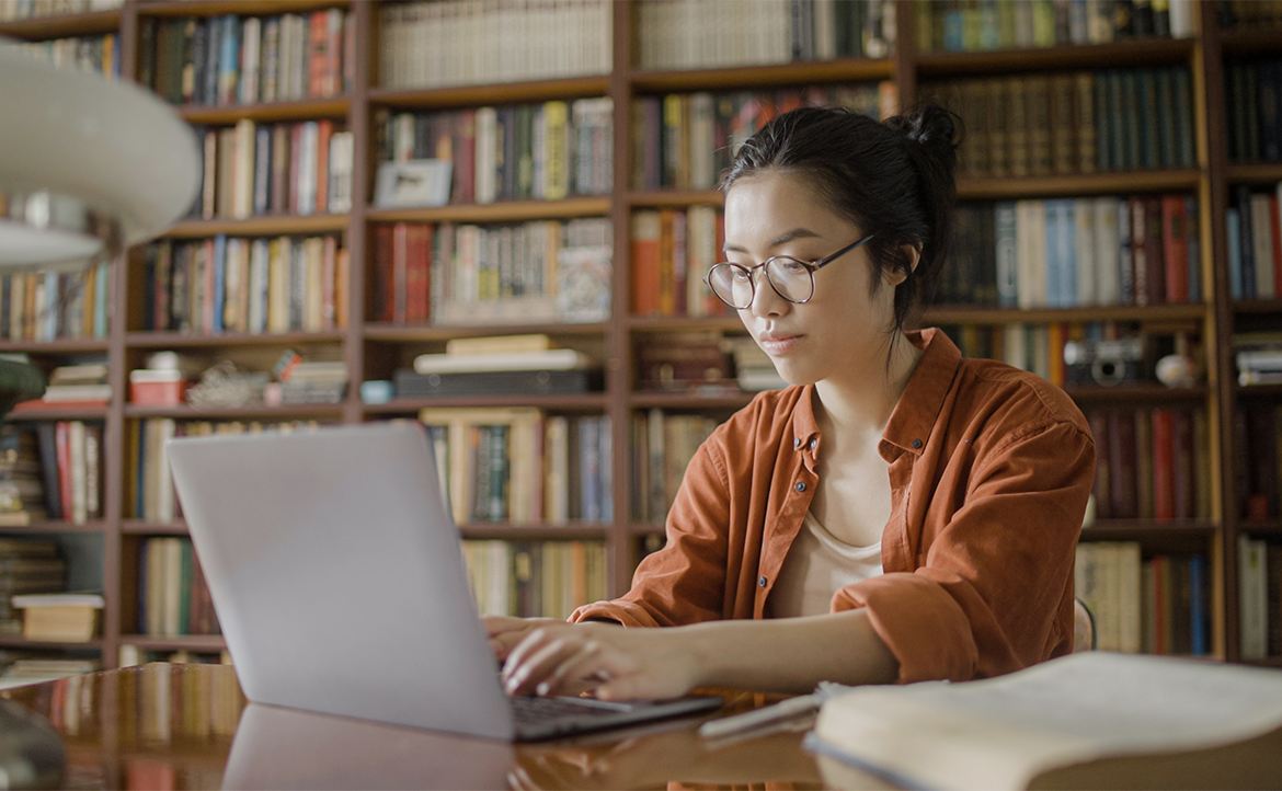 文藝少女的另類矽谷路：她主修小說創作、到特斯拉工廠上班、再轉職為軟體工程師