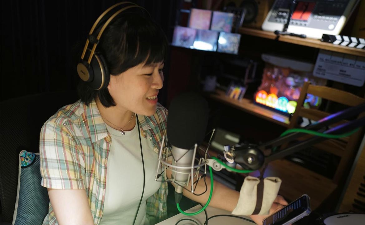 靠聲音吃飯、全台僅百人！專訪廣告配音員 Maggie，揭密「高齡新人」的入行修煉