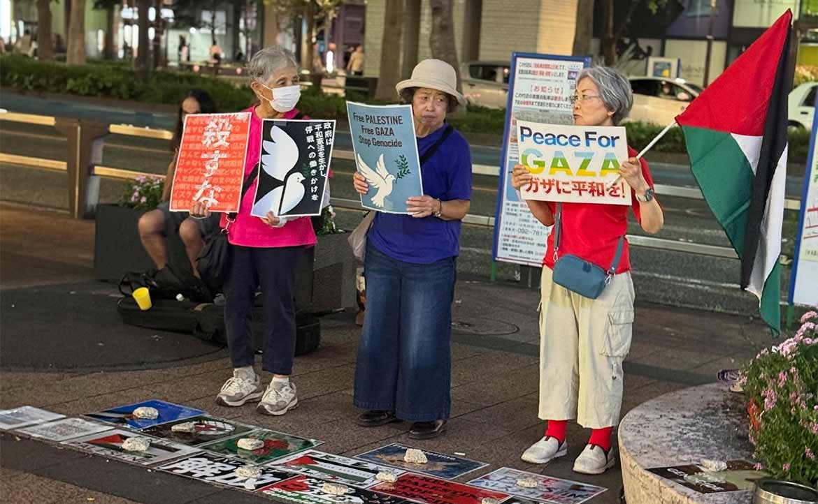 「NO WAR！」直擊日本街頭，銀髮族如何靠靜默提醒「戰爭不該成為日常」