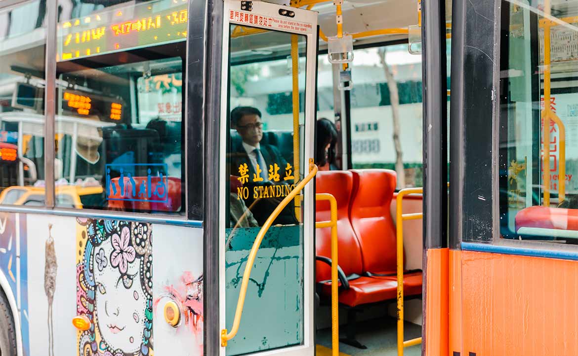 用公車之旅，看見一個城市最誠實的模樣：從一扇向內開的車門說起