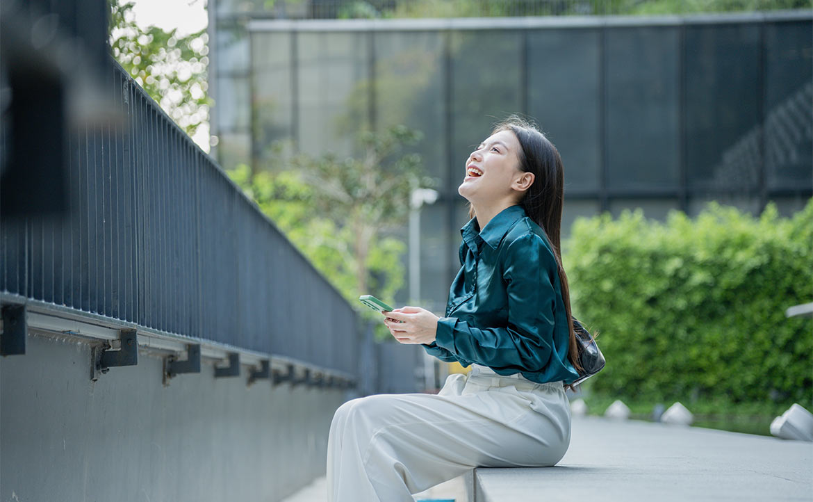 成年人為何總愛說反話？從「Living the dream」到「又學到一課」，看懂苦中作樂的幽默