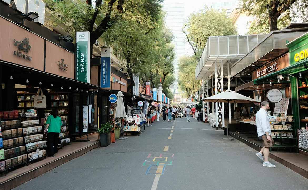 越南書街雙城記：一條成了城市名片，一條蓋在亂葬崗上