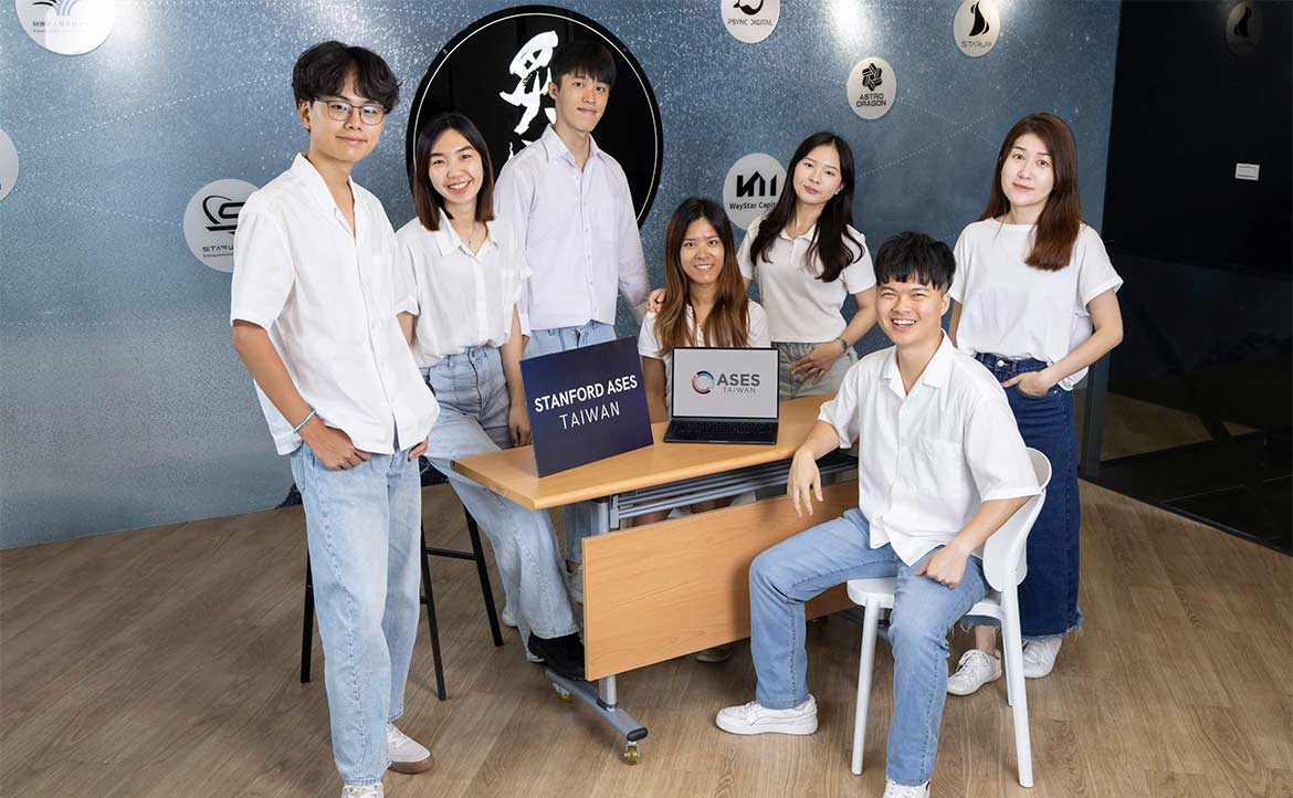 不只是「少年英雄」：25 歲創投家 Nova Studio 朱立恆，如何做新創的「陪跑者」？