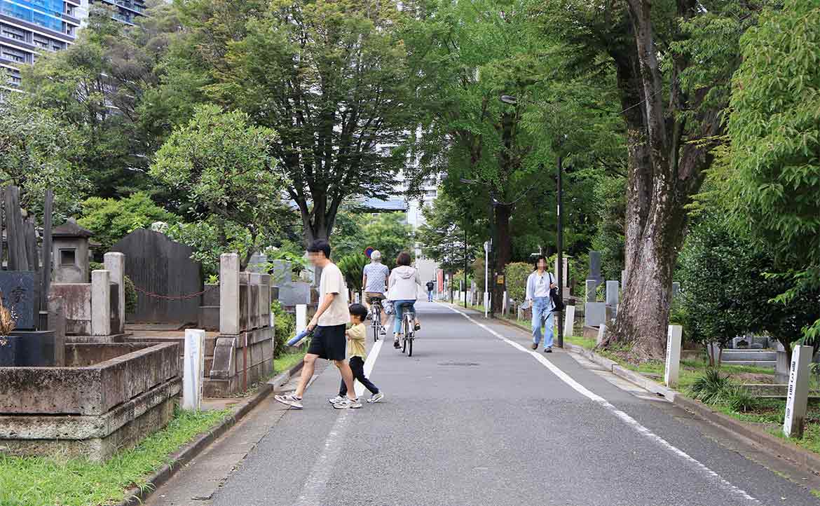 住墓地旁不可怕？我在東京靈園的異文化震撼：從「嫌惡設施」看台日生死哲學